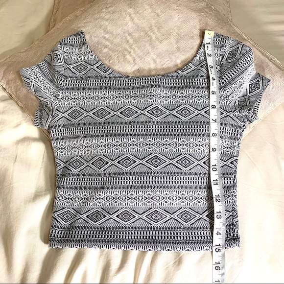 SOLD 🛑 H&M Divided | Geometric Crop Top - Picture 2 of 5